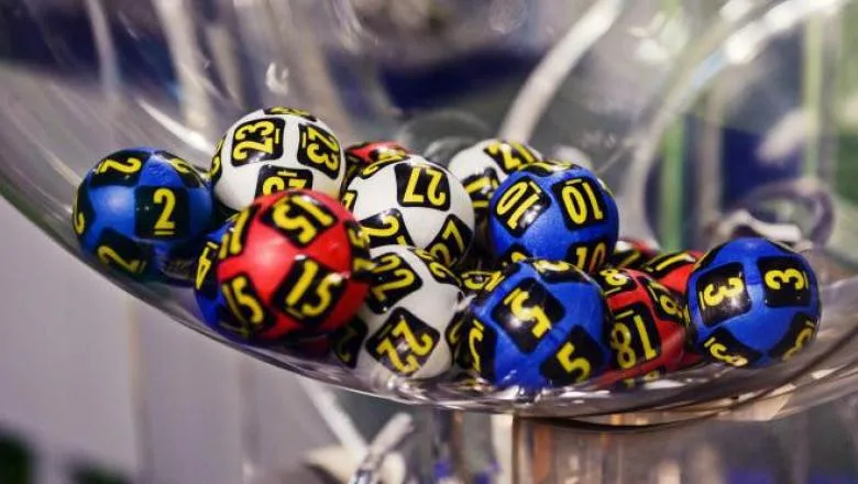 Bilete de loto colorate, simbolizând șansele de câștig la Loto 6/49.