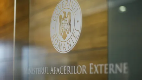 Logo-ul Ministerului Afacerilor Externe al României pe un fundal elegant.