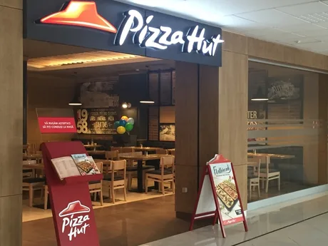 Restaurant Pizza Hut cu un design modern și primitor.