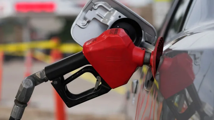 Pompa de combustibil umplând rezervorul unei mașini în stația de alimentare.