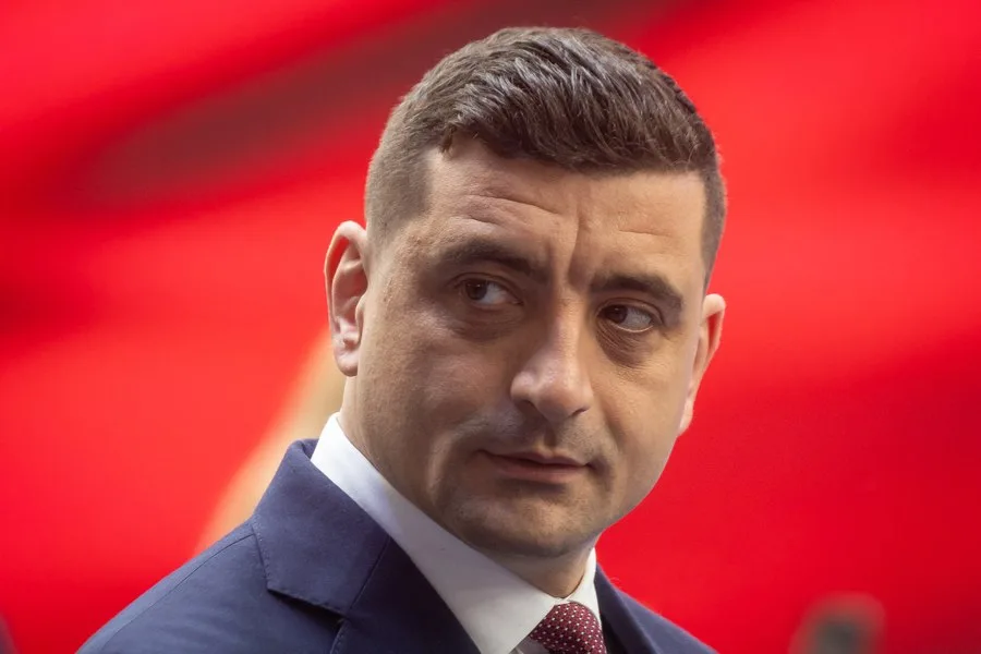 George Simion discută despre disciplina de vot a AUR în Parlament.