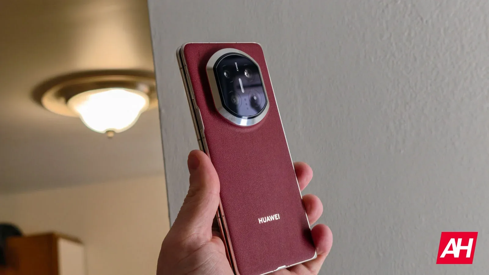 Un smartphone Huawei într-o mână, evidențiind designul său elegant.