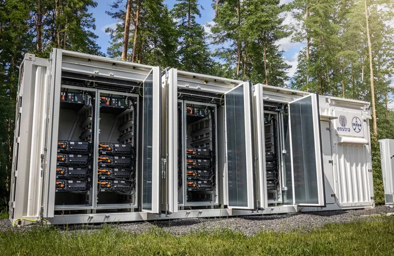 Sistem de stocare a energiei în baterii, utilizat pentru integrarea energiei regenerabile.