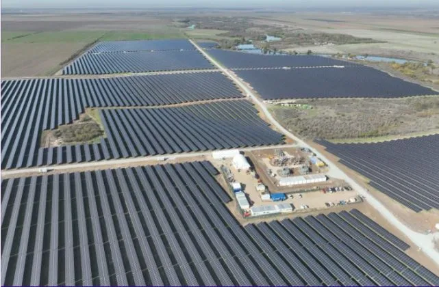 Parc fotovoltaic vast în Iepurești, cu panouri solare organizate pe câmpuri întinse.