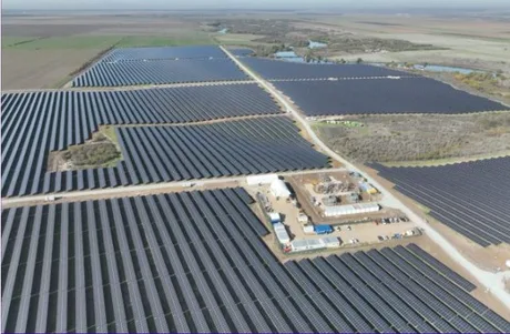 Parc fotovoltaic vast în Iepurești, cu panouri solare organizate pe câmpuri întinse.