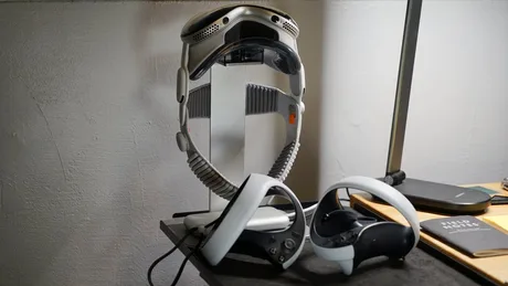 Accesorii pentru realitate augmentată pe un birou, inclusiv căști și controlere.