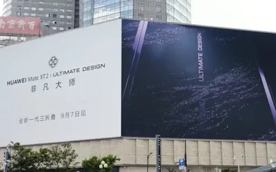 Reclamă outdoor pentru Huawei Mate XT 2, evidențiind detalii de design premium.