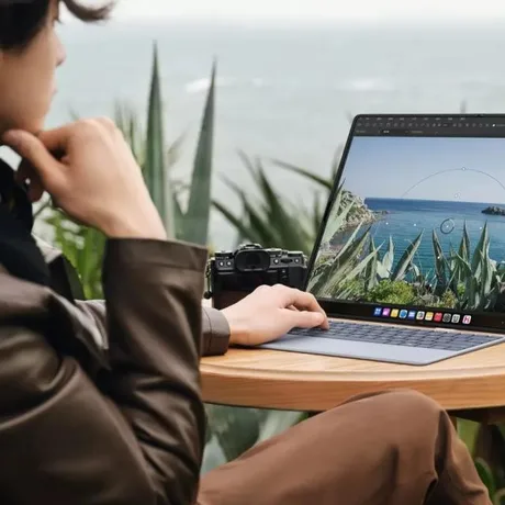 Laptop pliabil Huawei MateBook Fold, cu ecran OLED și balama îmbunătățită.