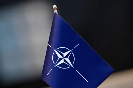 Steag NATO simbolizând cooperarea militară în Europa.