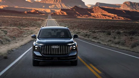 SUV-ul Audi Q9 pe un drum deschis, în peisaj montan impresionant.