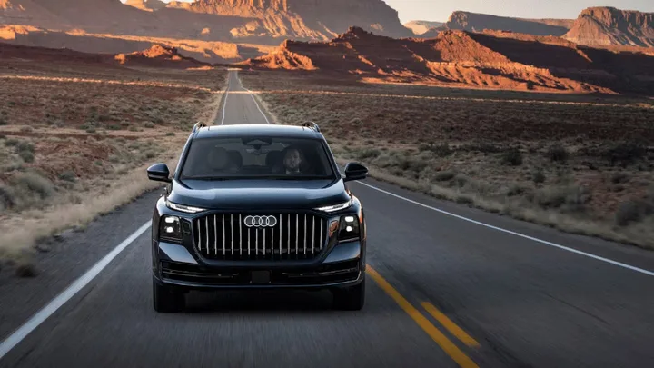 SUV-ul Audi Q9 pe un drum deschis, în peisaj montan impresionant.