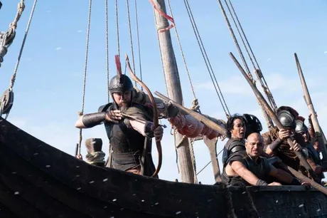 Scenă din filmul epic, cu personaje pe o navă antică.