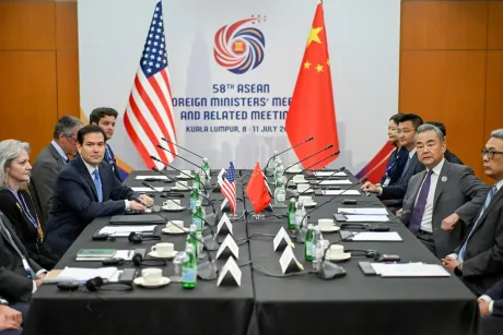 Întâlnire diplomatică între oficiali din SUA și China, cu discuții importante.