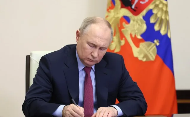 Vladimir Putin semnează un decret pentru creșterea efectivelor armatei ruse.