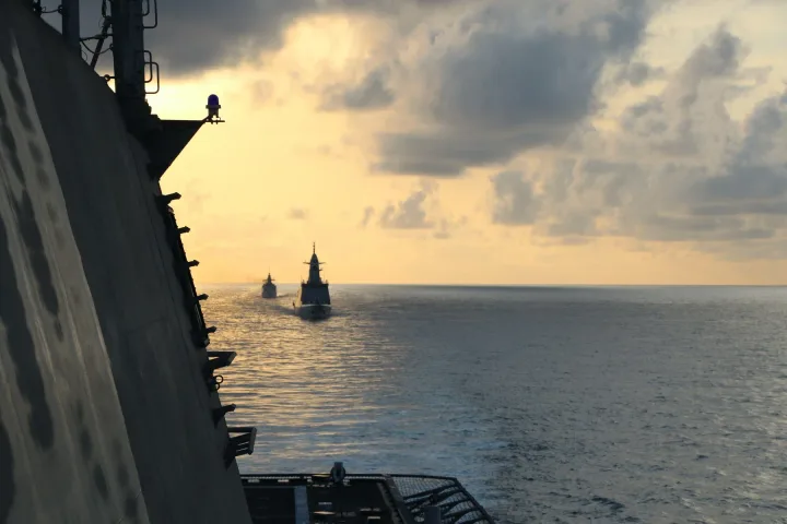 Nave militare navigând pe ape disputate în Marea Chinei de Sud.