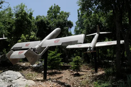 Dronele Hezbollah sunt expuse într-un peisaj natural, evidențiind tehnologia avansată.