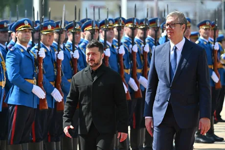 Zelenski și Vučić la o ceremonie oficială, discutând despre colaborarea militară.