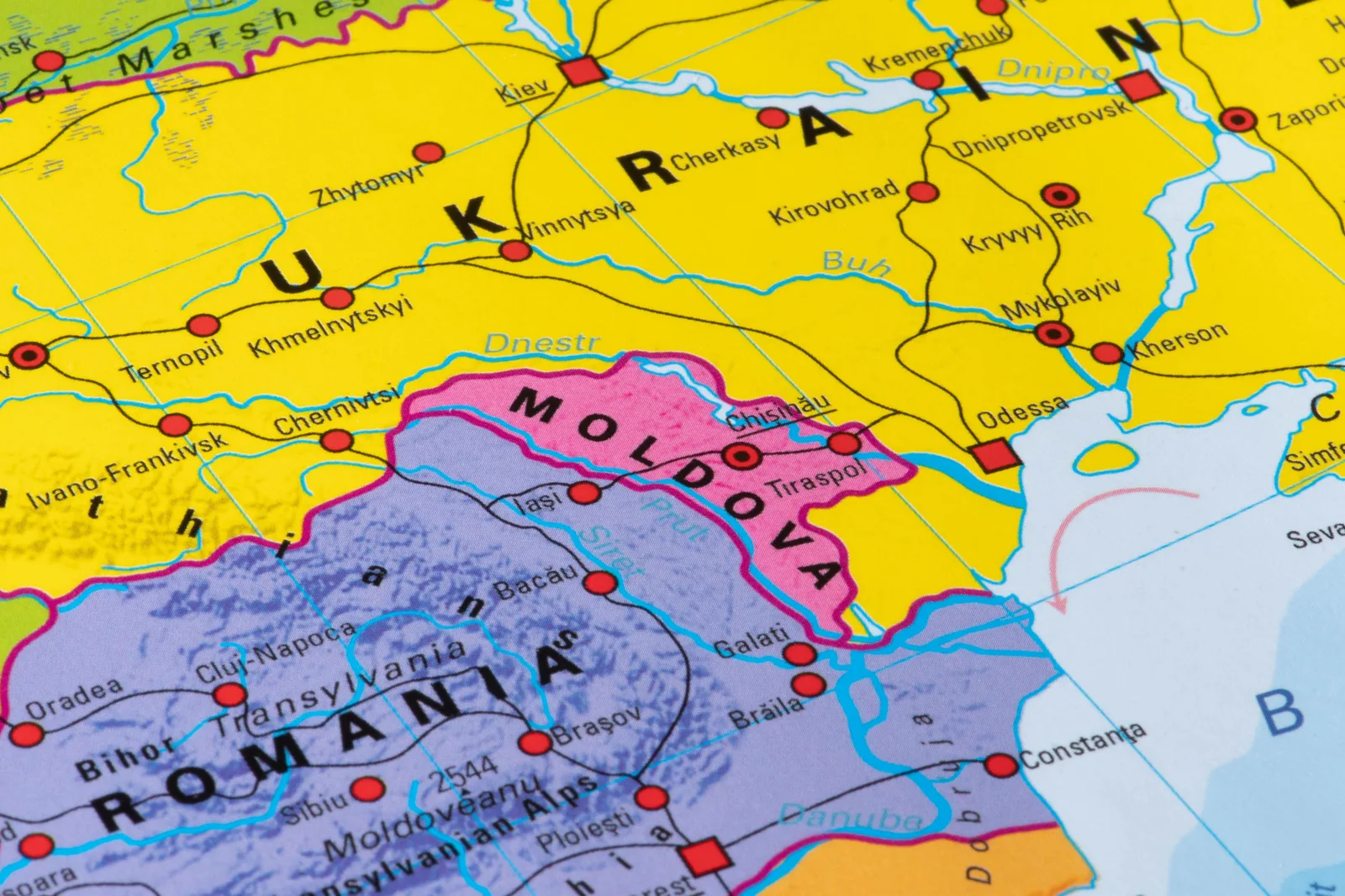 Hartă detaliată a Ucrainei și Republicii Moldova, evidențiind frontierele și orașele importante.