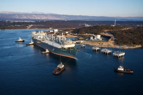 Vapor de GNL în port, pregătiri pentru iarnă în Europa.
