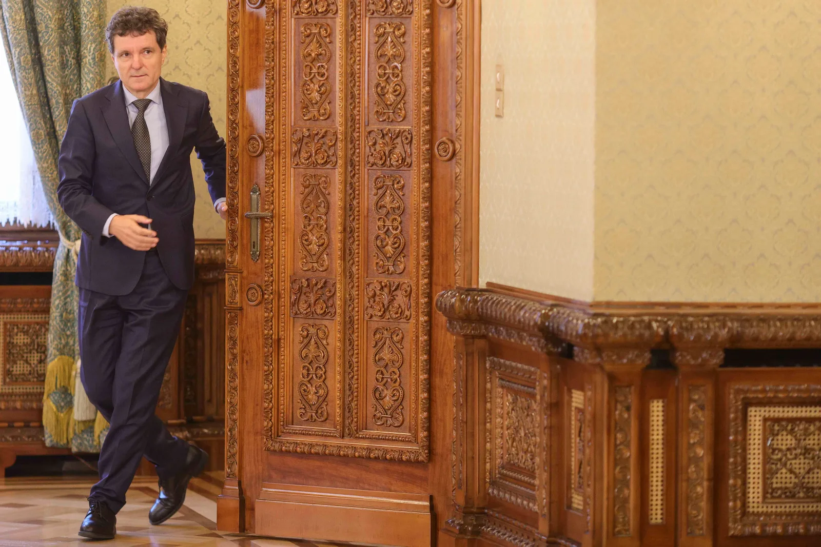 Nicușor Dan intră în sala de conferințe de la Cotroceni.