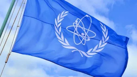 Steagul Agenției Internaționale pentru Energie Atomică fluturând în aer.