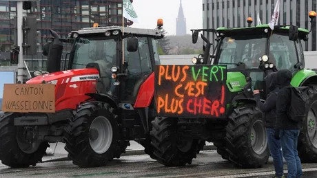 Fermieri europeni protestează cu tractoare la Parlamentul European.