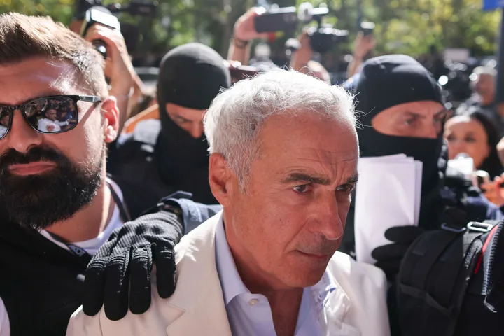 Călin Georgescu, înconjurat de susținători și jurnaliști, la tribunal.