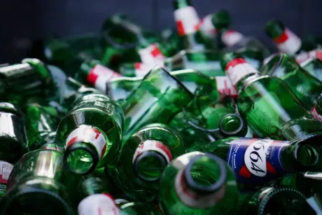 Ambalaje din sticlă reciclată pentru băuturi, promovând economia circulară.