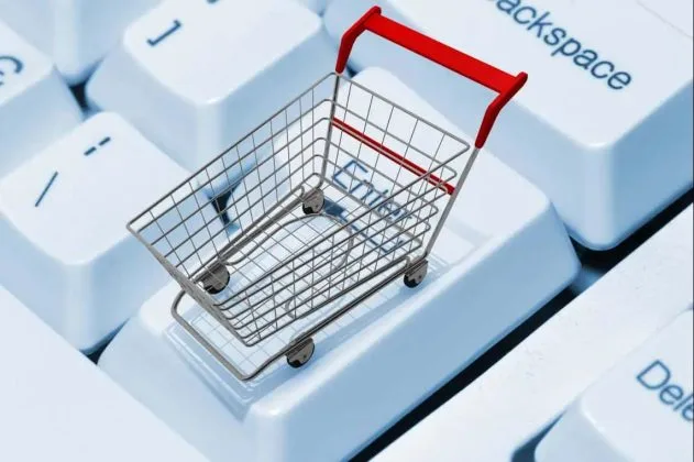Carucior de cumpărături pe o tastatură, simbolizând eCommerce.