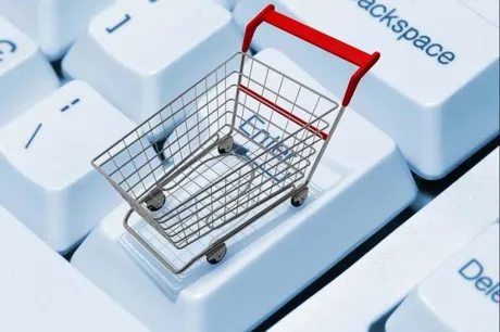 Carucior de cumpărături pe o tastatură, simbolizând eCommerce.