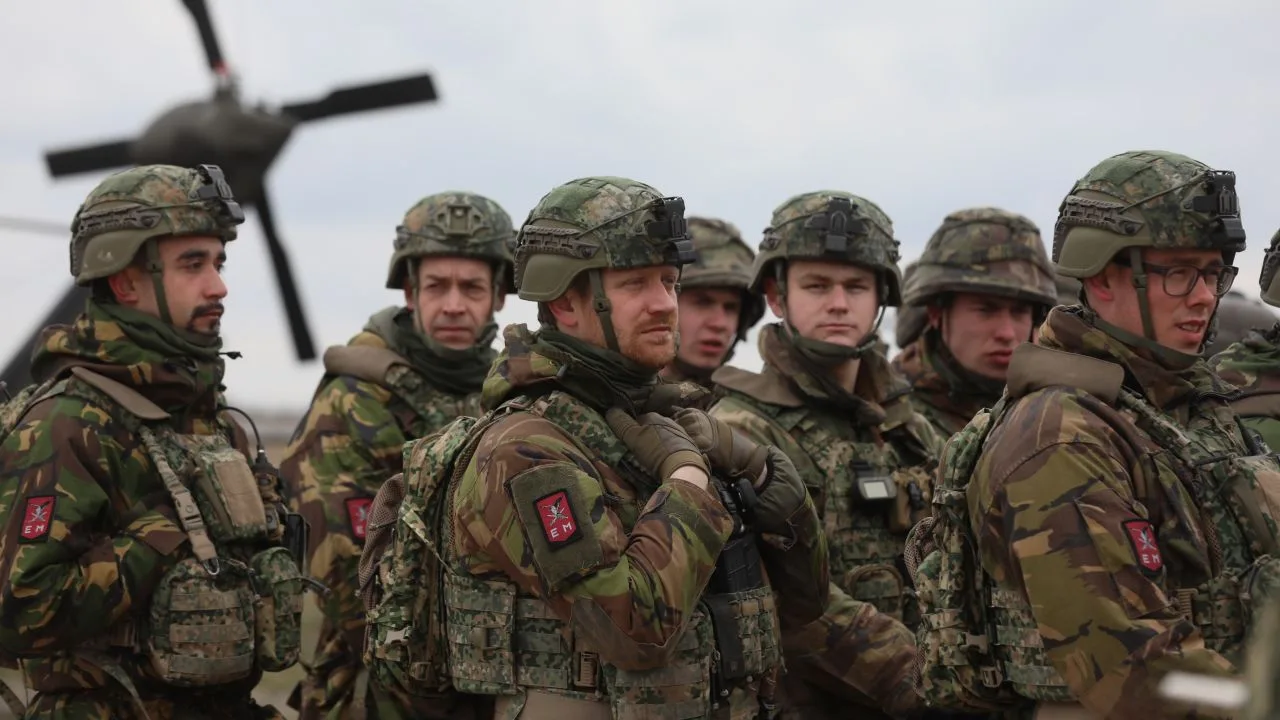 Soldați în echipament militar, pregătiți pentru exerciții comune în Europa.