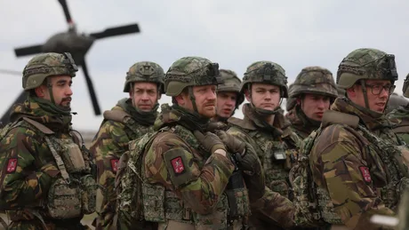 Soldați în echipament militar, pregătiți pentru exerciții comune în Europa.