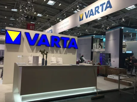 Standul VARTA la un târg de tehnologie, evidențiind inovațiile în domeniul bateriilor.