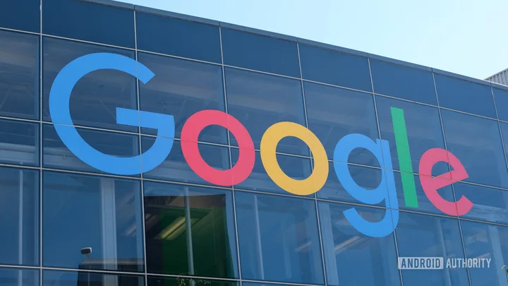 Logo-ul Google pe o clădire modernă, simbolizând inovația tehnologică.