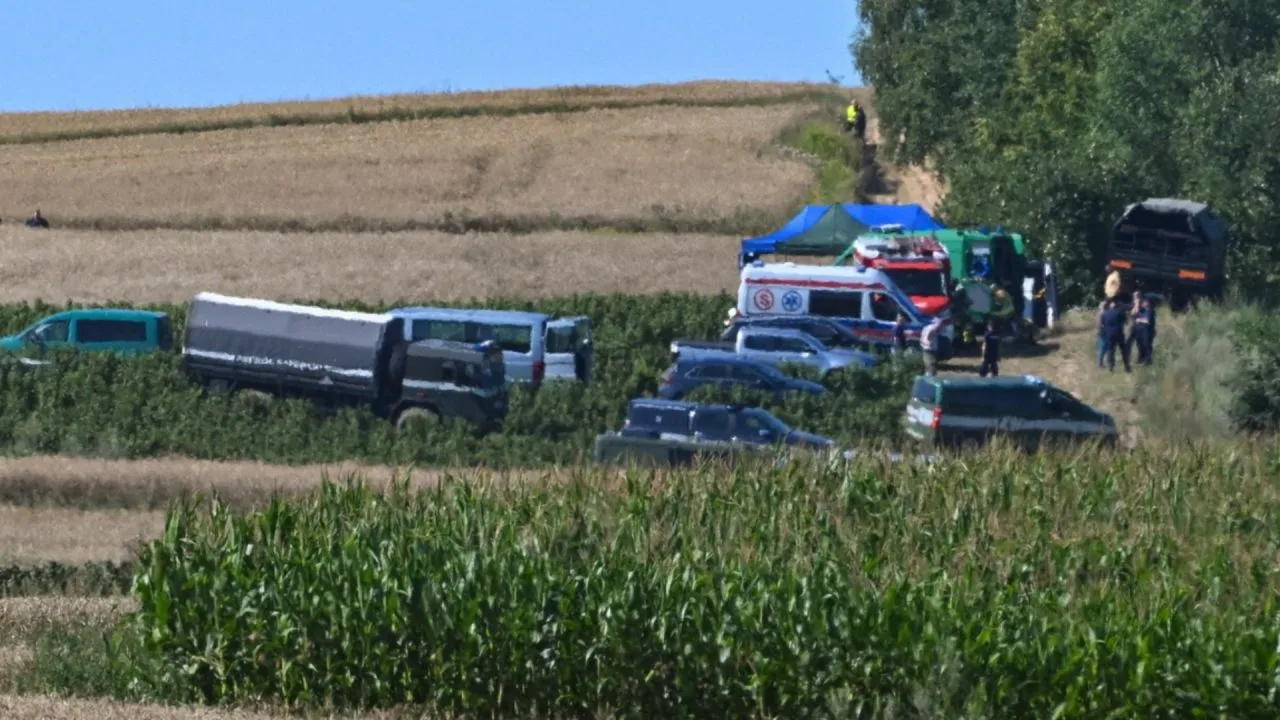 Investigarea unui crater și a fragmentelor de rachetă în Polonia.