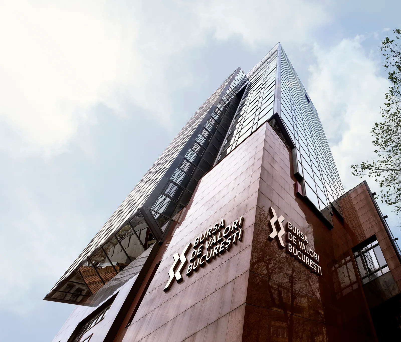 Clădirea Bursei de Valori București, simbol al pieței financiare locale.