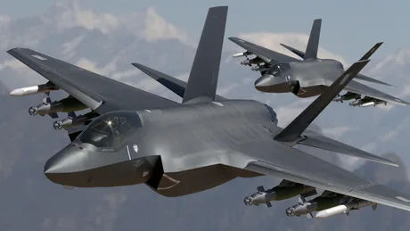 Avioane F-35 în zbor, simbol al tehnologiei avansate militare.