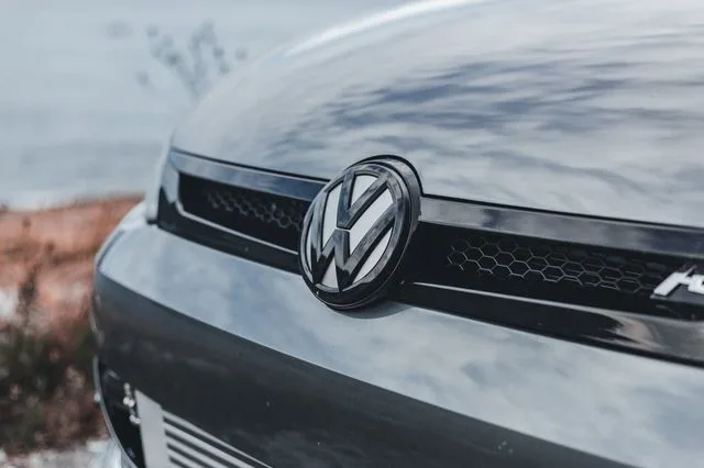 Sigla Volkswagen pe un vehicul, simbol al inovației auto.