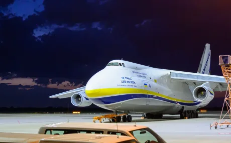 Avion cargo Antonov pe aeroportul Leipzig, în context de securitate crescută.