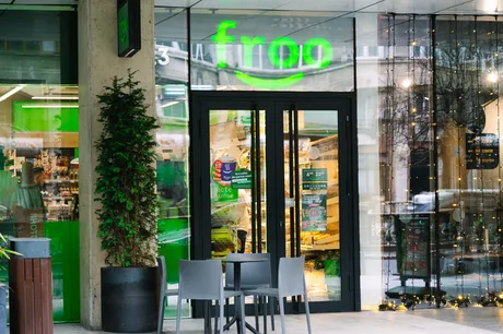 Magazin Froo cu uși de sticlă și logo verde, situat într-o zonă urbană.