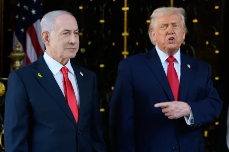 Donald Trump și Benjamin Netanyahu discutând despre relațiile bilaterale.