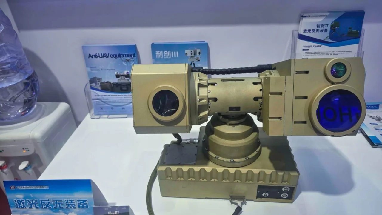 Laser portabil antidrone Lijian II/III prezentat la expoziția din Beijing.