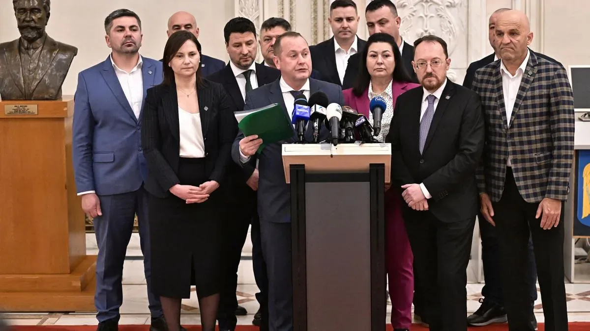 Eugen Tomac discutând cu membri ai grupului PACE în Parlament.