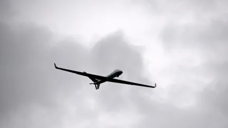 Două aeronave F-16 survolează cerul în condiții de alertă aeriană.