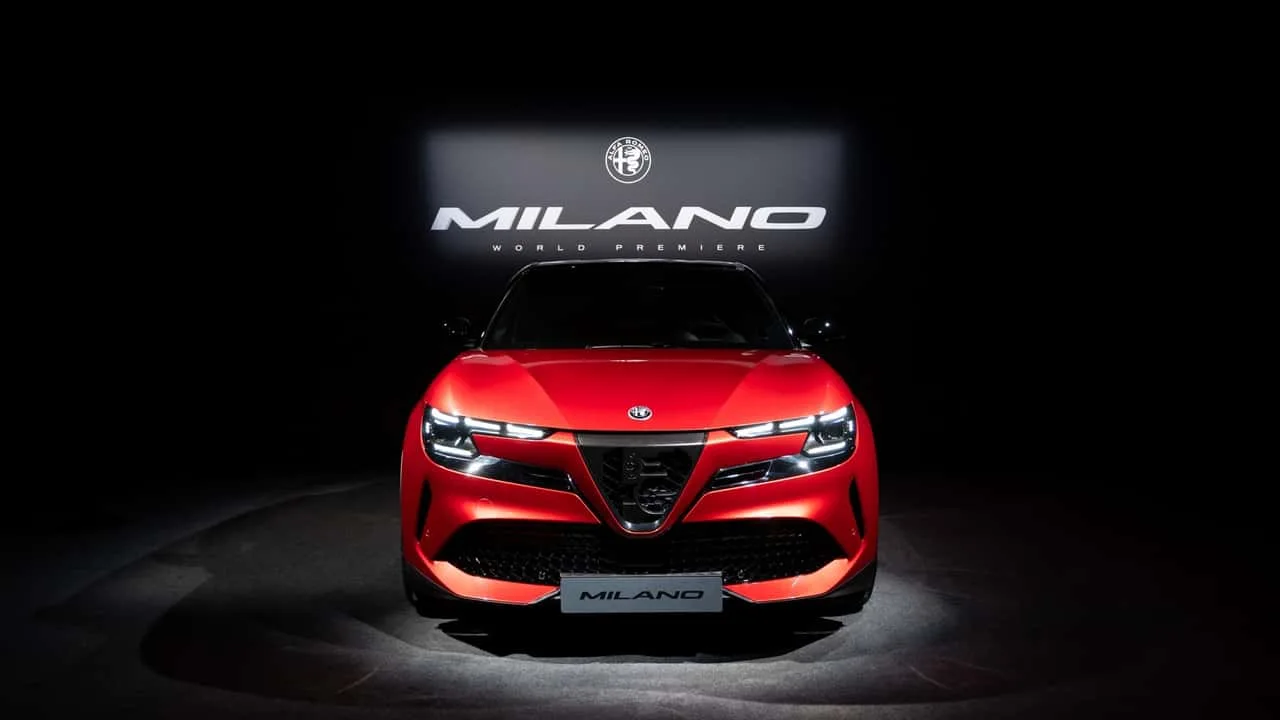 Noul SUV Alfa Romeo Junior, prezentat în întuneric, cu logo distinctiv.