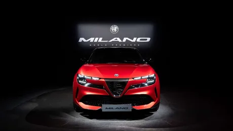 Noul SUV Alfa Romeo Junior, prezentat în întuneric, cu logo distinctiv.