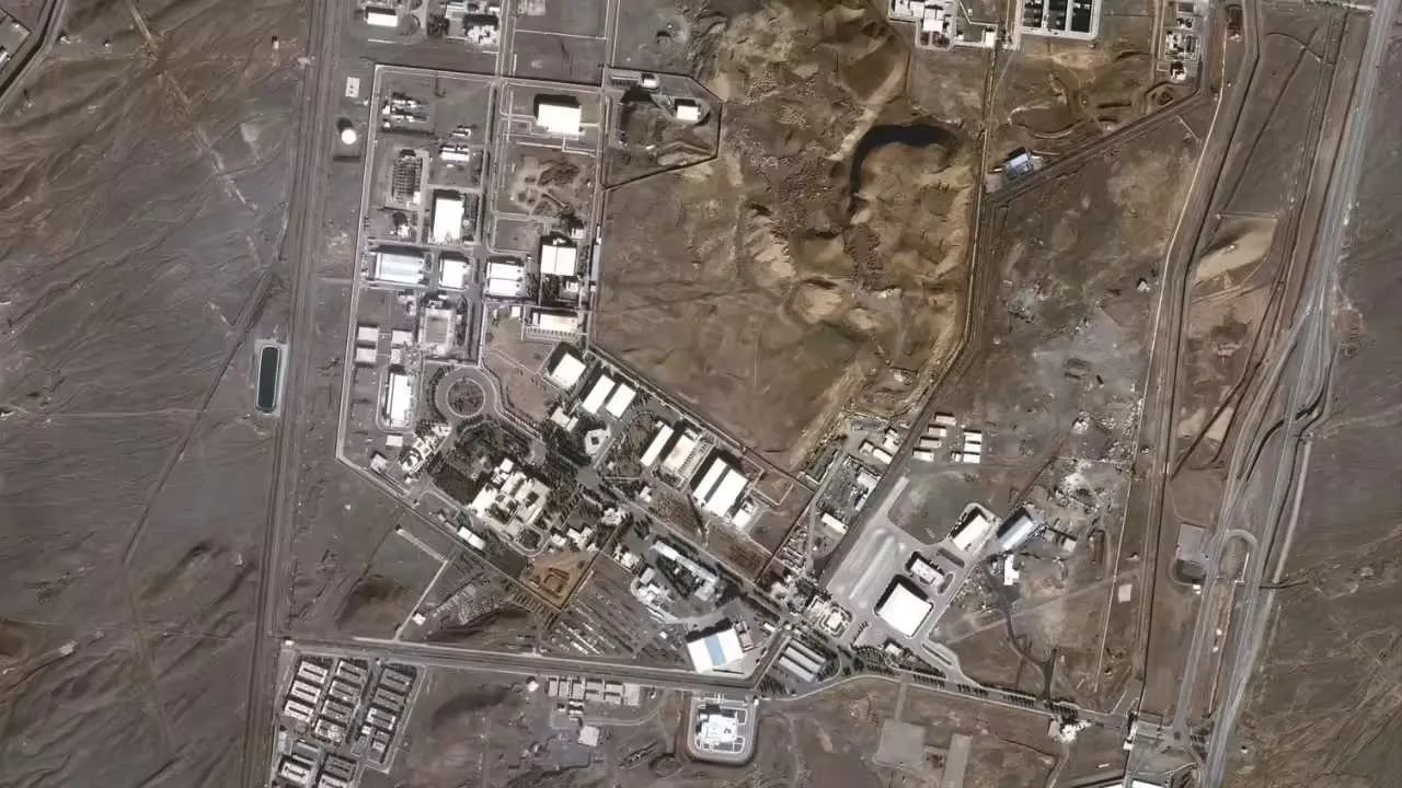 Imagini satelitare ale sitului nuclear Natanz din Iran, cu daune vizibile la clădiri.