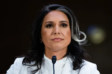 Tulsi Gabbard discutând despre laboratoarele biologice și riscurile asociate.