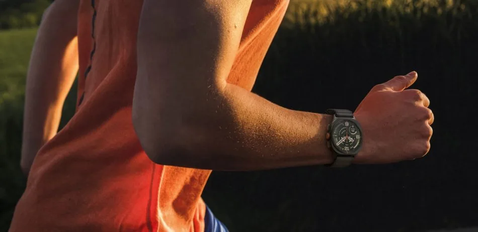 Alergător cu un ceas Galaxy Watch Ultra2 în timpul antrenamentului în aer liber.