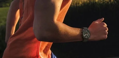Alergător cu un ceas Galaxy Watch Ultra2 în timpul antrenamentului în aer liber.